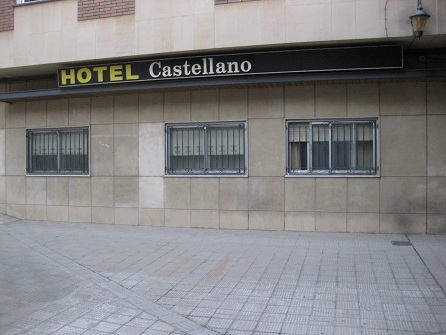 Platzbereich in gelben, gerillten
                        Platten