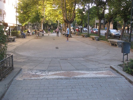 Park
                        mit Mosaik als �bergang