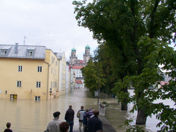 Passau (Germany): flood in Inn
                          road, 13 August 2002