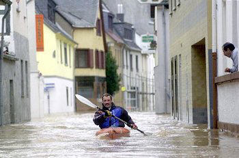 Koblenz (Germany): flood in
                        2003 with a canoeist