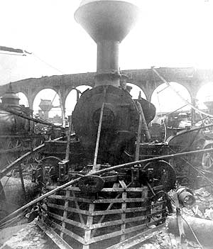 Pittsburgh
                            1877: Ausgebranntes Lokomotivdepot nach der
                            Schlacht gegen die streikenden
                            Eisenbahnarbeiter...