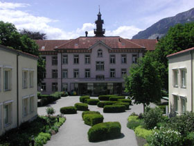 Psychiatrische Klinik
                          Waldhaus in Chur, steriler Innenhof. Ein solch
                          steriler Innenhof ist zur Heilung von
                          psychisch Kranken ungeeignet.