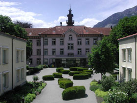 Cl�nica psiqui�trica Casa del
                        Bosque (Waldhaus) en la ciudad de Chur en Suiza
                        t�xica. El patio interior es est�ril. Un patio
                        tan est�ril no es adecuado para la curaci�n de
                        los enfermos mentales.