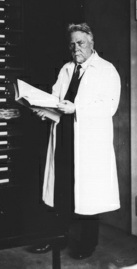 Ernst R�din ab 1928 in Berlin im Dienste
                          einer "emporgehobenen Menschheit".
                          Foto von 1936.Ernst R�din ab 1928 in Berlin im
                          Dienste einer "emporgehobenen
                          Menschheit". Foto von 1936.