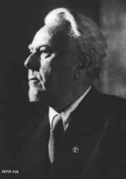 Ernst
                            R�din, schweizer NS-Rassist mit NS-Orden,
                            Profil 1944.