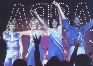ABBA auf der Bühne mit einfachen
                      Botschaften.