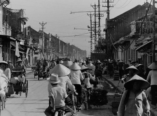 Hanoi 1980 apr., calle principal
                  con bicicletas y jinrikishas