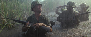 Soldados de la OTAN criminal en
                un pantano con lluvia de monzón