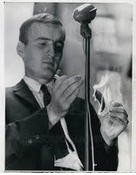 David Miller verbrennt
              öffentlich seine Einberufungskarte, 1965