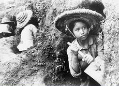Hanoi (Vietnam del Norte): chicas juveniles excavan
                fosas de protección contra bombas de la OTAN