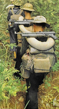 Tubos de arroz con soldados del Viet Cong