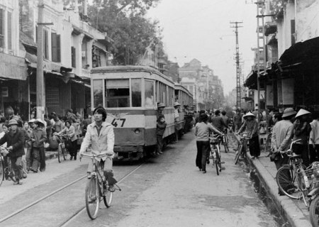 Hanoi 1980 apr., tranv�a y bicicletas