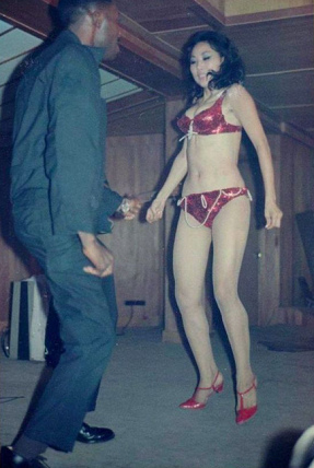 Prostitutierte im
              Vietnamkrieg mit "Ami"-Soldat 02