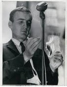 David Miller verbrennt
              �ffentlich seine Einberufungskarte, 1965
