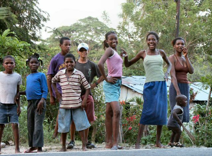 Niños y
                        mujeres jóvenes en Santo Domingo en el campo