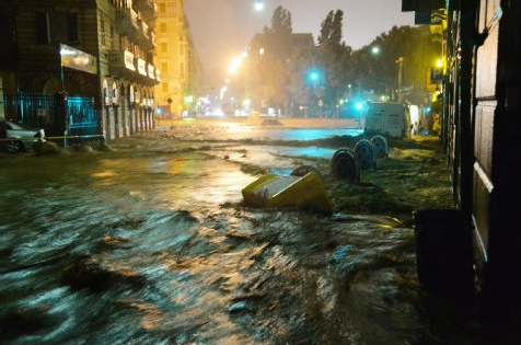 G�nova inundada por juegos de HAARP, 10-10-2014, contenedores de basura en el agua