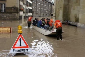 Hochwasser Schweiz 2005 Bern-Venedig:
              �berschwemmung des Mattequartier mit Boot der Feuerwehr
              2005; flood inondation