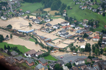 Hochwasser
                        Schweiz 2005 Klosters: überschwemmt durch
                        Hochwasser; flood inondation
