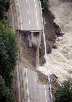 Hochwasser
                Schweiz 2005 in Engelberg: Der Fluss wollte Platz -
                Strasse weg, Eisenbahn weg; flood, inondation