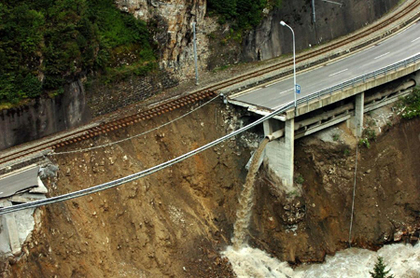 Hochwasser Schweiz 2005 in Engelberg: Strasse und
                Eisenbahnlinie von der Engelberger Aa unterbrochen;
                flood inondation