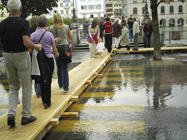 Hochwasser
                        Schweiz 2005 in Luzern: Wassersteg im
                        Hochwasser; flood inondation