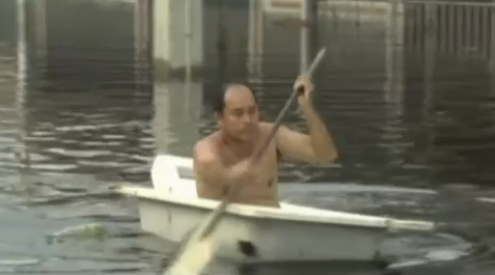 Bangkok,
                      ein Mann fährt Badewanne 01