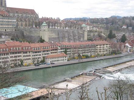 Bern: Das Stauwehr der Aare
                      ist pr�destiniert f�r Holzstau bei Hochwasser