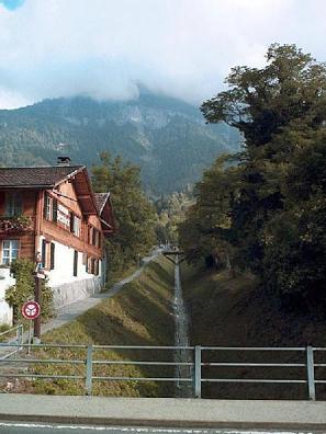 Brienz: Wildbach
                      in einer Schale eingezw�ngt