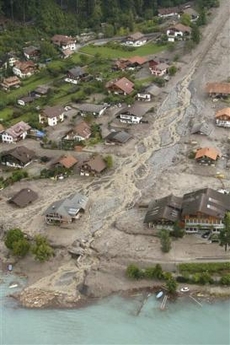 Hochwasser
                      Schweiz 2005 Brienz: �berschwemmung: Wildbach
                      braucht Platz, Chalets weg, Todesopfer; flood,
                      inondation