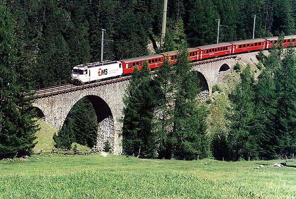 Berguen: Albula-Viadukt II im Jahr 2000: h�lt
                gut!