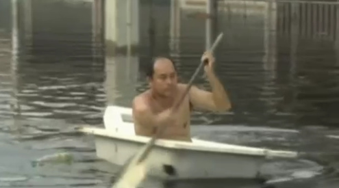Bangkok,
                      ein Mann f�hrt Badewanne 01