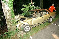 Selbstunfall bei
                Uster 16.7.2005: Auto gegen Baum ohne Grund.
