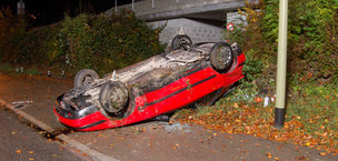 Jugos machen die
                  Schweiz kaputt: Autorennen unter Jugos am 22.11.2006
                  in Stäfa mit Schwerverletztem, der wieder Spitalkosten
                  produziert.