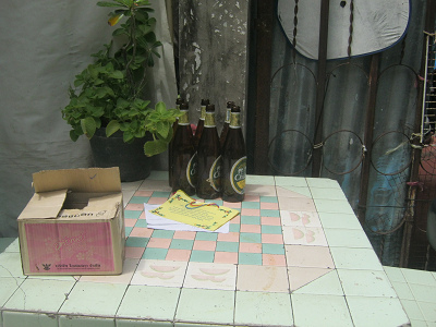 Alkoholiker präsentieren ihre Bierflaschen
                      auf der Strasse in Pattaya, 1. Mai 2014