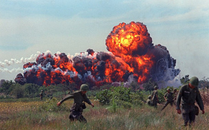 Vietnamkrieg, Napalmangriff durch die                "US"-Truppen und befreundete Truppen (NATO)