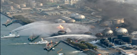20.3.2011:
                            Feuerwehrschiffe bespr�hen das AKW Fukushima
                            vom Meer aus mit Meerwasser