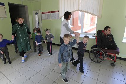 4. Noch heute werden in Weissrussland
                              mehr Kinder mit Schädigungen geboren als
                              vor der Katastrophe: Die Irin Marie Cox
                              (rechts) mit Kindern aus dem Heim.