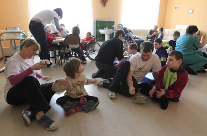 7. Mittagspause: Die Betreuer aus
                              Irland füttern zusammen mit dem
                              einheimischen Personal die Kinder.