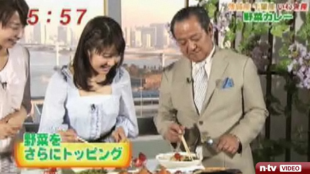März 2011: Fernsehmoderator
                                Norikatsu Ukutsa isst radioaktiv
                                verseuchtes Fukushima-Gemüse