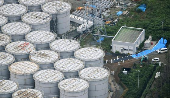 Undichte Wassertanks in
                Fukushima. Beim nächsten Tsunami sind die alle weg.