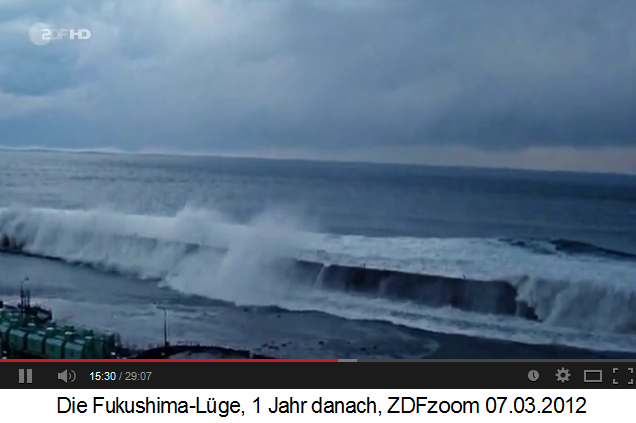 Tsunami in Japan 2011, beim
                Atomkraftwerk Fukushima Daiichi überwindet der Tsunami
                die Schutzmauer (01)