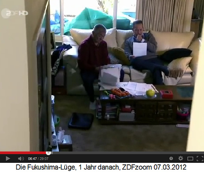 Kei Sugaoka und Reporter
                Johannes Hano gehen Berichte durch