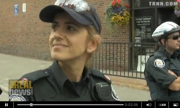 Die Polizistin schaut mit einem Lächeln
                            zum Nachbarpolizisten