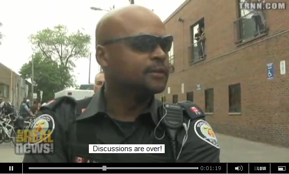 Der
                            Bodybuilderpolizist mit Macho-Sonnenbrille
                            Constable Adam Josephs will keine
                            Diskussion