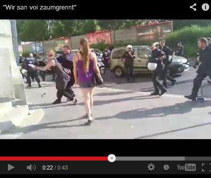 Wien,
                                                          29.7.2013,
                                                          krimineller
                                                          Polizist
                                                          stösst
                                                          Demonstrantin
                                                          an Steintreppe
                                                          01