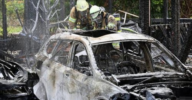 Hybrid-Auto brennt
                          auch gut in Aschaffenburg (Bayern) am
                          13.8.2024: Zuerst der Hybrid, dann noch 1
                          Auto, dann das Vordach und dann das ganze Haus
                          weg: Feuer in Aschaffenburg: Hybrid-Auto
                          fackelt Haus ab - 300.000 Euro Schaden