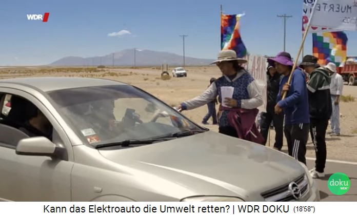 Manifestaci�n y bloqueo de
                        carreteras contra las compa��as de litio 02, se
                        distribuye material informativo, con la bandera
                        andina al fondo