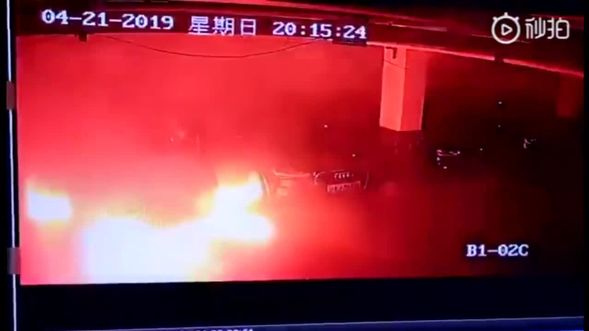 Parkhaus in Shanghai: Parkierter Tesla
                        Model S brennt in Tiefgarage urplötzlich,
                        21.April 2019