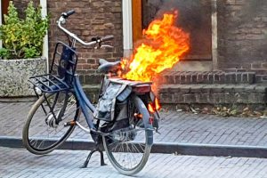 E-Bike brennt in
                                Alblasserdam bei Rotterdam, Holland: Das
                                Ladegerät verursacht den Brand in der
                                Fahrradtasche