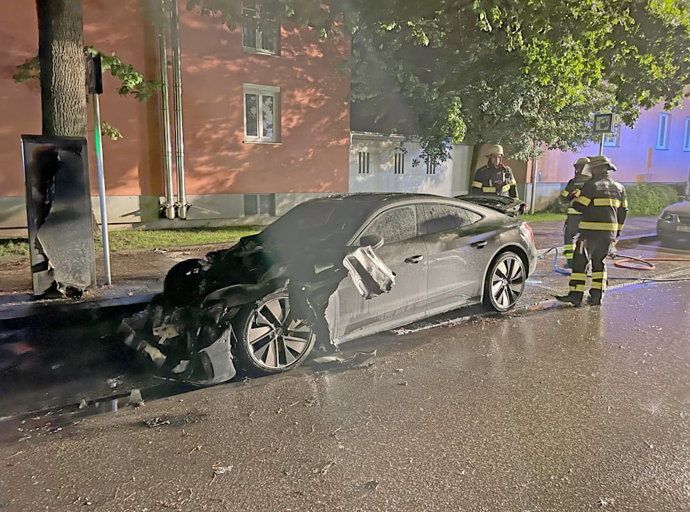 München 30.7.2021: E-Autos
                      brennen gut: Audi im Eimer: 120 000 Euro
                      SchadenErst Traumauto, jetzt Sondermüll!